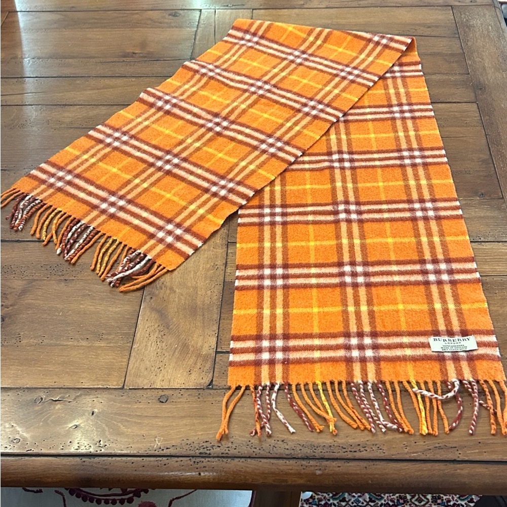 Burberry London cashmere scarf In pristine
Pristine condition